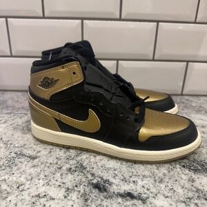Nike Air Jordan 1 Retro High Black Metallic Gold Sail Kids 3 Y Shoes FD1412 071